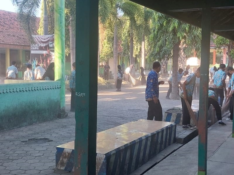 Kegiatan Rutin Kebersihan Lingkungan